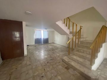 VENTA- AMPLIA CASA EN VILLA LAZARO CARDENAS, TLALPAN. CERCA CALZ. ACOXPA.