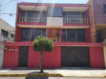 VENTA- AMPLIA CASA EN VILLA LAZARO CARDENAS, TLALPAN. CERCA CALZ. ACOXPA.