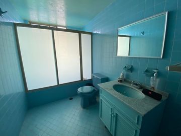 VENTA- AMPLIA CASA EN VILLA LAZARO CARDENAS, TLALPAN. CERCA CALZ. ACOXPA.