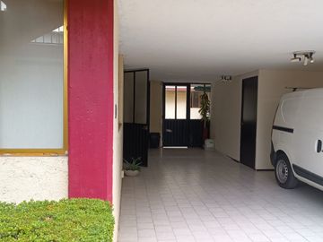 VENTA- AMPLIA CASA EN VILLA LAZARO CARDENAS, TLALPAN. CERCA CALZ. ACOXPA.