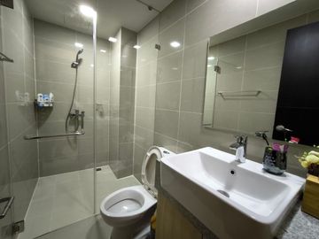 2BR condo at Uptown Parksuites Tower 1 - High floor unit with city view