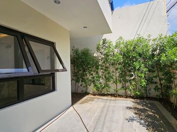 MELO - FOR SALE: 4-Bedroom Single-Family House in Citadella Executive Village , Las Piñas