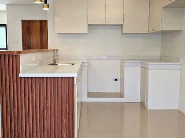 MELO - FOR SALE: 4-Bedroom Single-Family House in Citadella Executive Village , Las Piñas