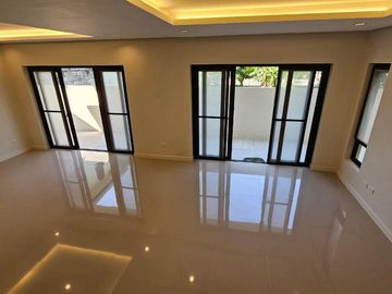 MELO - FOR SALE: 4-Bedroom Single-Family House in Citadella Executive Village , Las Piñas