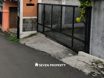 For sale : beautiful modern minimalist house, strategic location in Pancoran Mas, Depok. P3.020.02.25/FRS