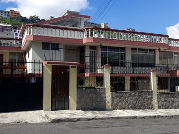 Casa rentera en venta, un local y de 2 departamentos, Urbanización El Madrigal (Cuscungo)