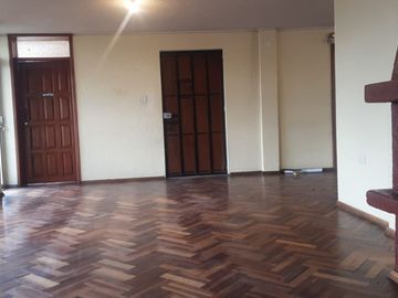 Casa rentera en venta, un local y de 2 departamentos, Urbanización El Madrigal (Cuscungo)