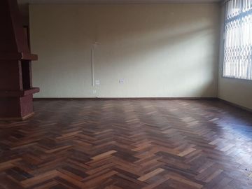 Casa rentera en venta, un local y de 2 departamentos, Urbanización El Madrigal (Cuscungo)