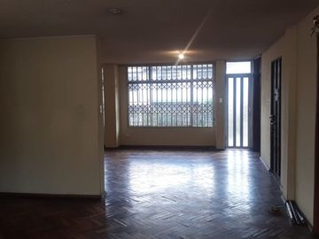 Casa rentera en venta, un local y de 2 departamentos, Urbanización El Madrigal (Cuscungo)