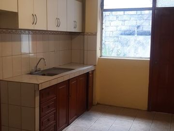 Casa rentera en venta, un local y de 2 departamentos, Urbanización El Madrigal (Cuscungo)