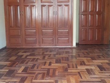 Casa rentera en venta, un local y de 2 departamentos, Urbanización El Madrigal (Cuscungo)