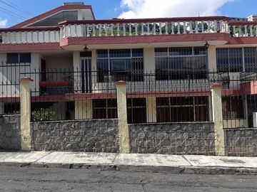 Casa rentera en venta, un local y de 2 departamentos, Urbanización El Madrigal (Cuscungo)