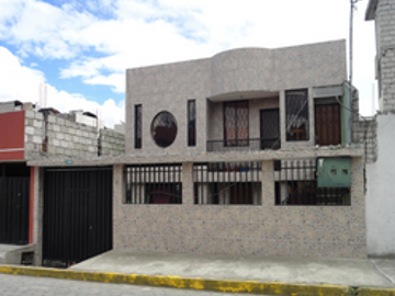 Vendo casa independiente en el sur de Quito Sector residencial , amplios espacios.