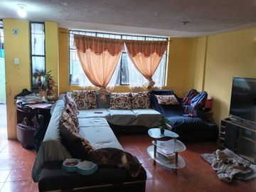 Vendo casa independiente en el sur de Quito Sector residencial , amplios espacios.