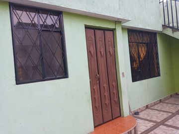Vendo casa independiente en el sur de Quito Sector residencial , amplios espacios.