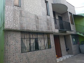 Vendo casa independiente en el sur de Quito Sector residencial , amplios espacios.