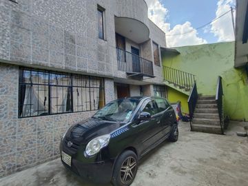 Vendo casa independiente en el sur de Quito Sector residencial , amplios espacios.