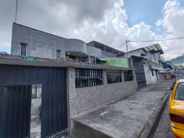 Vendo casa independiente en el sur de Quito Sector residencial , amplios espacios.