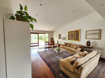Oportunidad: Excelente casa en venta en Urb. Los Álamos con salida a parque.