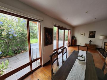 Oportunidad: Excelente casa en venta en Urb. Los Álamos con salida a parque.