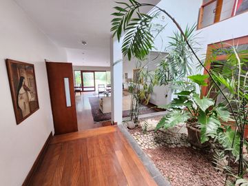 Oportunidad: Excelente casa en venta en Urb. Los Álamos con salida a parque.