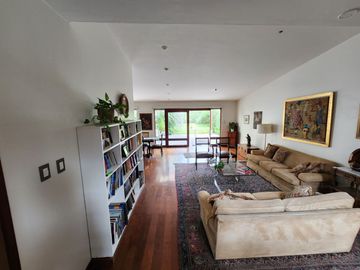 Oportunidad: Excelente casa en venta en Urb. Los Álamos con salida a parque.