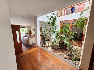 Oportunidad: Excelente casa en venta en Urb. Los Álamos con salida a parque.