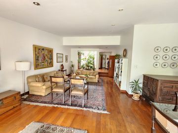 Oportunidad: Excelente casa en venta en Urb. Los Álamos con salida a parque.