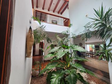 Oportunidad: Excelente casa en venta en Urb. Los Álamos con salida a parque.