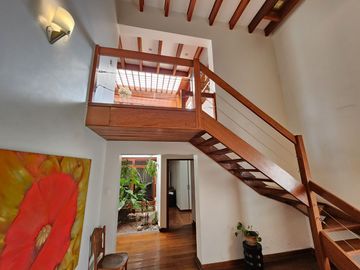 Oportunidad: Excelente casa en venta en Urb. Los Álamos con salida a parque.
