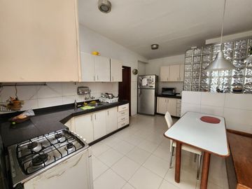 Oportunidad: Excelente casa en venta en Urb. Los Álamos con salida a parque.