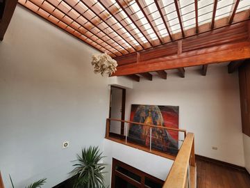 Oportunidad: Excelente casa en venta en Urb. Los Álamos con salida a parque.