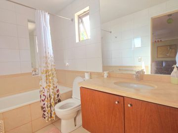 Se Vende Amplia Casa En Cond.borde Andino, Peñalolen