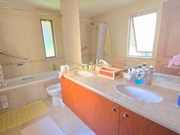 Se Vende Amplia Casa En Cond.borde Andino, Peñalolen