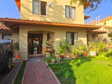 Se Vende Amplia Casa En Cond.borde Andino, Peñalolen