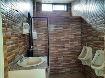 SE VENDE CASA (OFICINA o BODEGA) DE 2 PLANTAS 252 M2. DE CONSTRUCCIÓN, QUININDE – ESMERALDAS - ECUADOR