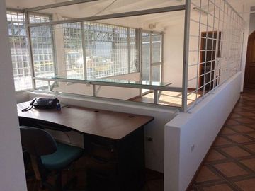 SE VENDE LOCAL COMERCIAL, OFICINAS, BODEGA Y PATIO 345 MTS. DE CONSTRUCCIÓN, NORTE DE QUITO – PONCEANO ALTO – QUITO – PICHINCHA - ECUADOR