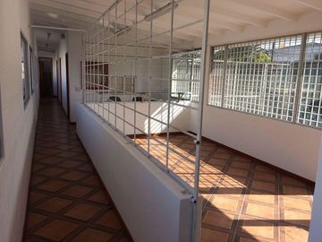SE VENDE LOCAL COMERCIAL, OFICINAS, BODEGA Y PATIO 345 MTS. DE CONSTRUCCIÓN, NORTE DE QUITO – PONCEANO ALTO – QUITO – PICHINCHA - ECUADOR