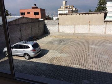 SE VENDE LOCAL COMERCIAL, OFICINAS, BODEGA Y PATIO 345 MTS. DE CONSTRUCCIÓN, NORTE DE QUITO – PONCEANO ALTO – QUITO – PICHINCHA - ECUADOR