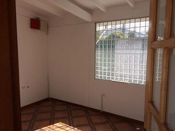 SE VENDE LOCAL COMERCIAL, OFICINAS, BODEGA Y PATIO 345 MTS. DE CONSTRUCCIÓN, NORTE DE QUITO – PONCEANO ALTO – QUITO – PICHINCHA - ECUADOR