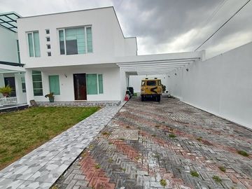 SE VENDE CASA DE DOS PLANTAS EN URBANIZACIÓN SAN RAFAEL, VALLE DE LOS CHILLOS – RUMIÑAHUI – PICHINCHA - ECUADOR