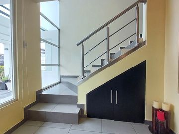 SE VENDE CASA DE DOS PLANTAS EN URBANIZACIÓN SAN RAFAEL, VALLE DE LOS CHILLOS – RUMIÑAHUI – PICHINCHA - ECUADOR