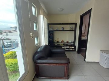 SE VENDE CASA DE DOS PLANTAS EN URBANIZACIÓN SAN RAFAEL, VALLE DE LOS CHILLOS – RUMIÑAHUI – PICHINCHA - ECUADOR