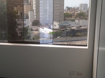 Alquilo linda Oficina en San Isidro en Avenida y Cerca Av. Javier Prado con Cochera