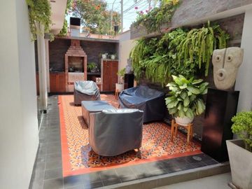 Venta de casa en San Isidro cerca al mar - cuatro niveles con ascensor y sauna - Orrantia Del Mar - Precio Negociable.