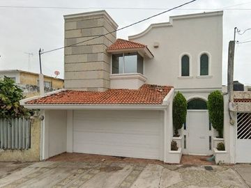 VENTA DE CASA EN CALLE IGNACIO DE LA LLAVE SALVADOR DIAZ MIRON VERACRUZ