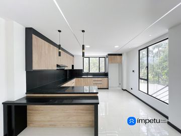 En venta casa a estrenar de dos plantas más subsuelo y terraza