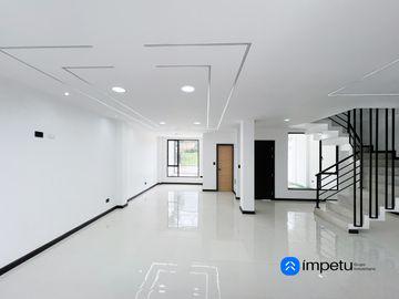 En venta casa a estrenar de dos plantas más subsuelo y terraza