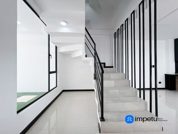 En venta casa a estrenar de dos plantas más subsuelo y terraza