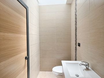 En venta casa a estrenar de dos plantas más subsuelo y terraza